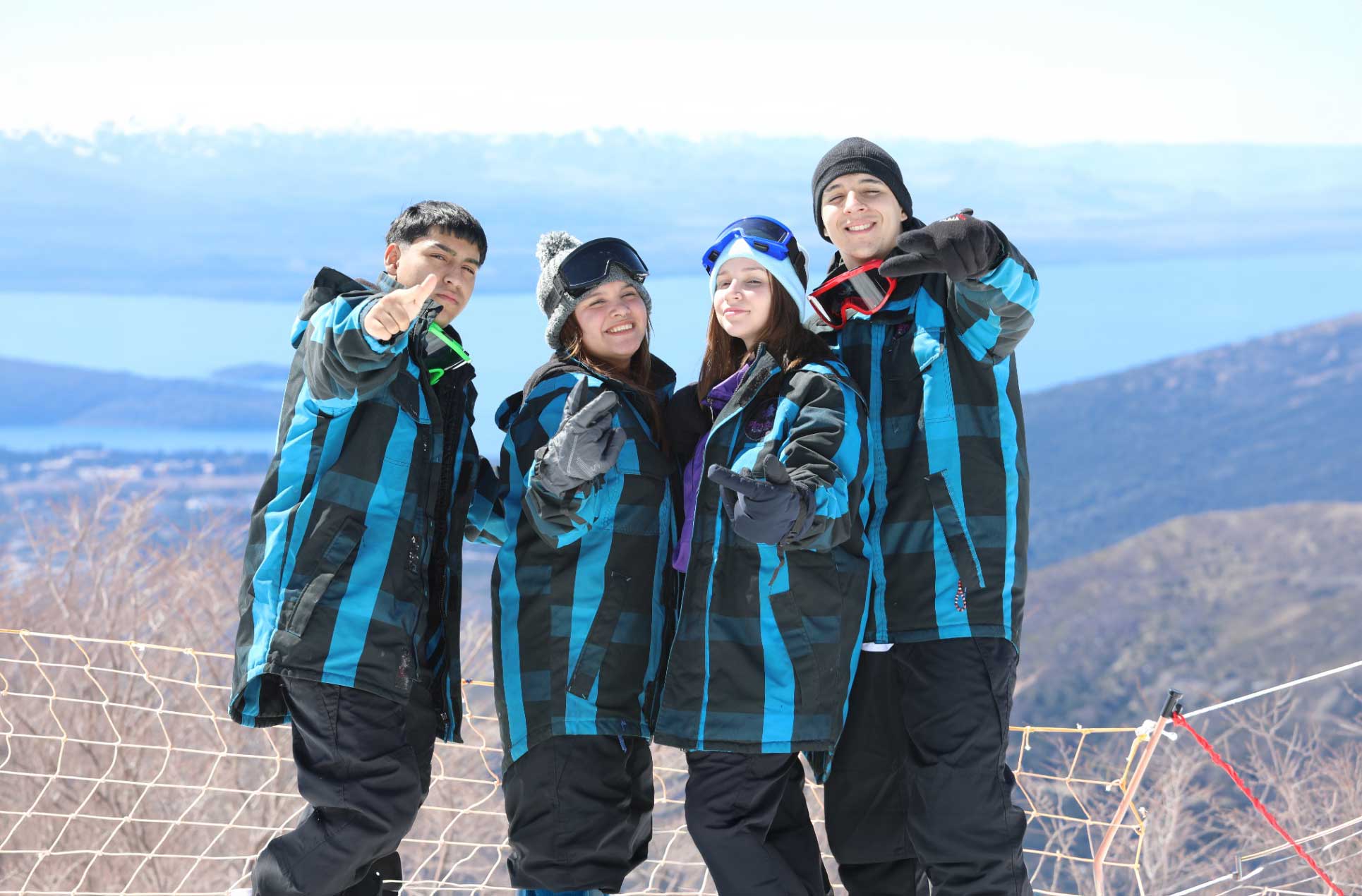 Grupo de chicos de viaje